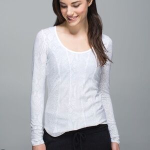 Lululemon Between The Lines Shirt Top Long sleeve White Snakeskin Women‘s size 8